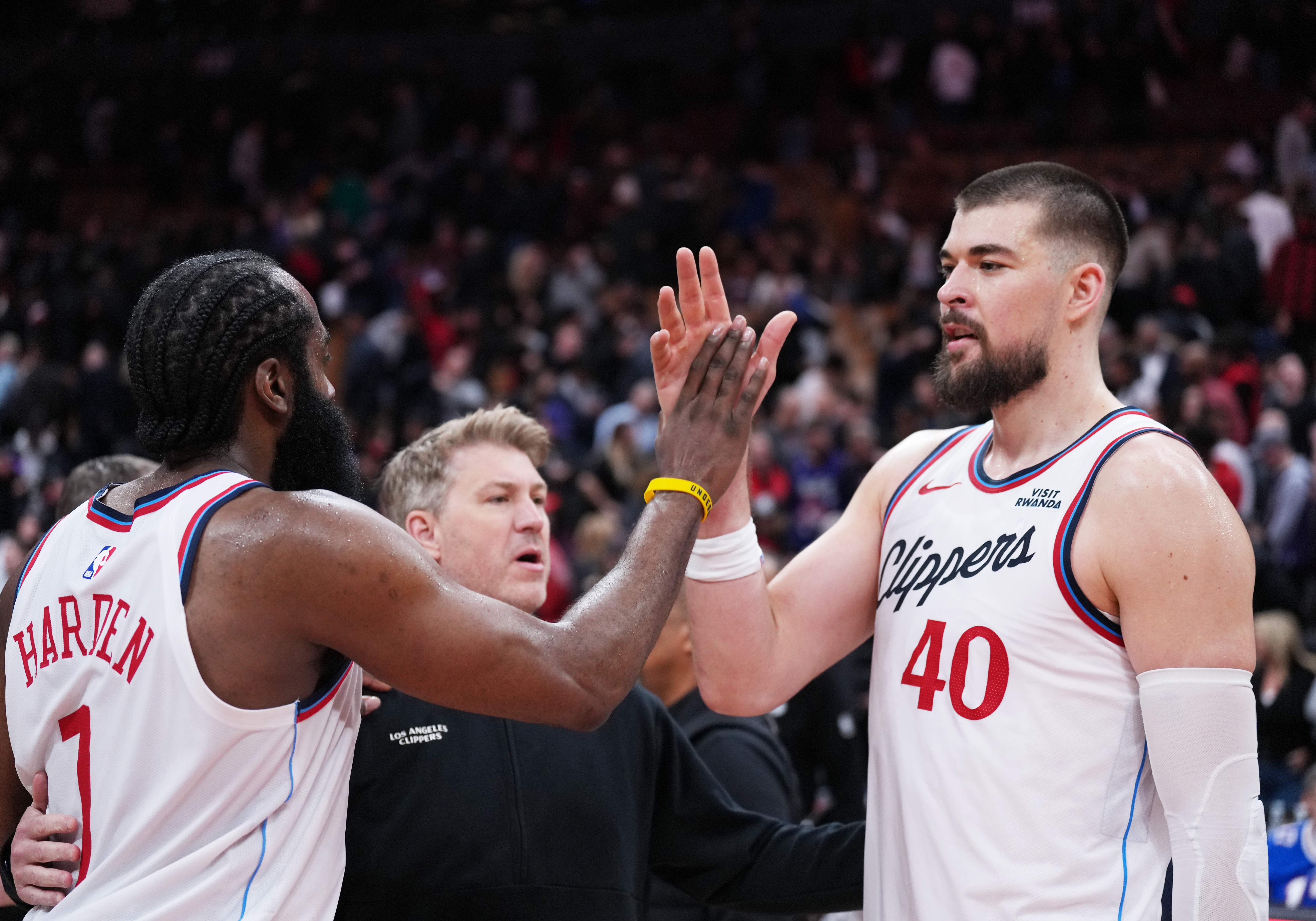 哈登：我告诉祖巴茨需要他打出20分15板的表现 篮下要强硬终结