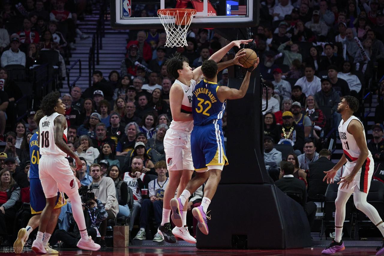 开拓者VS勇士，杨瀚森NBA再战库里格林有望登场，目标8+4+2