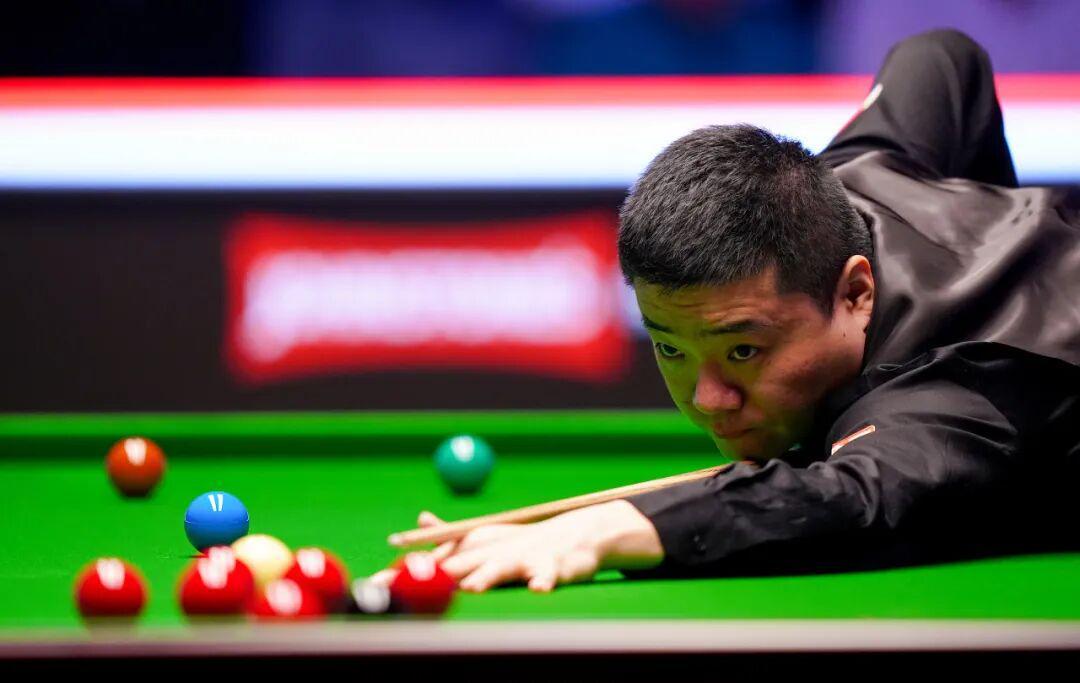 奇怪的默契增加了!斯诺克大师赛首轮比分全是6-2。三名中国选手闯入八强